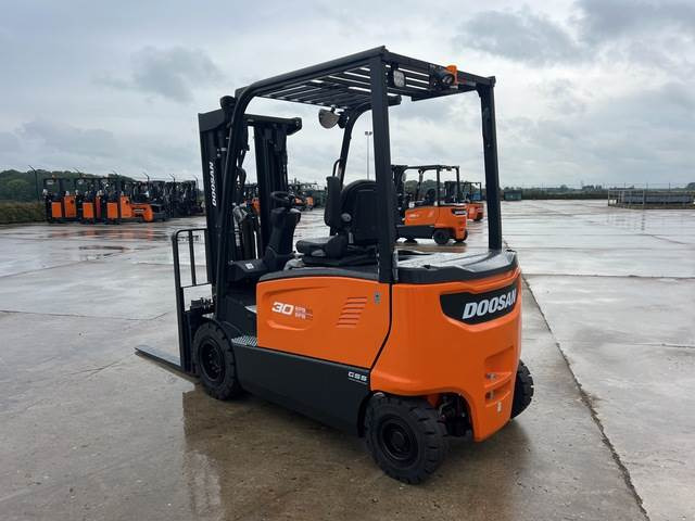 Doosan B30X-7 PLUS - Chariot élévateur électrique: photos 2 Doosan B30X-7 PLUS - Chariot élévateur électrique: photos 2