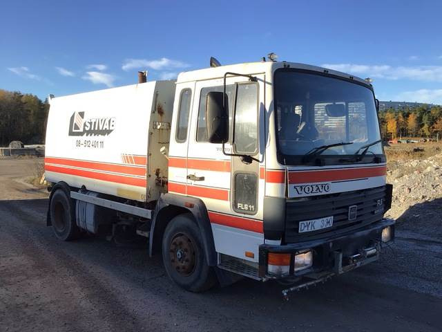 Volvo FL611 - Balayeuse de voirie: photos 4 Volvo FL611 - Balayeuse de voirie: photos 4