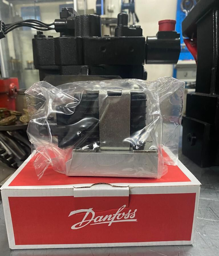 Danfoss MOOG Valfi Sauer-Danfoss MCV116G4201 for BOMAG construction roller - Hydraulique pour Compacteur: photos 1 Danfoss MOOG Valfi Sauer-Danfoss MCV116G4201 for BOMAG construction roller - Hydraulique pour Compacteur: photos 1