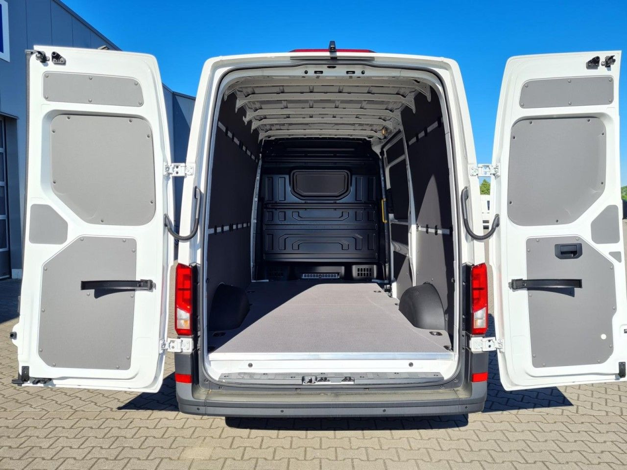 Volkswagen Crafter 35 Kasten MR Hoch 4 Motion DSG KLIMA TEM - Fourgon utilitaire: photos 5 Volkswagen Crafter 35 Kasten MR Hoch 4 Motion DSG KLIMA TEM - Fourgon utilitaire: photos 5