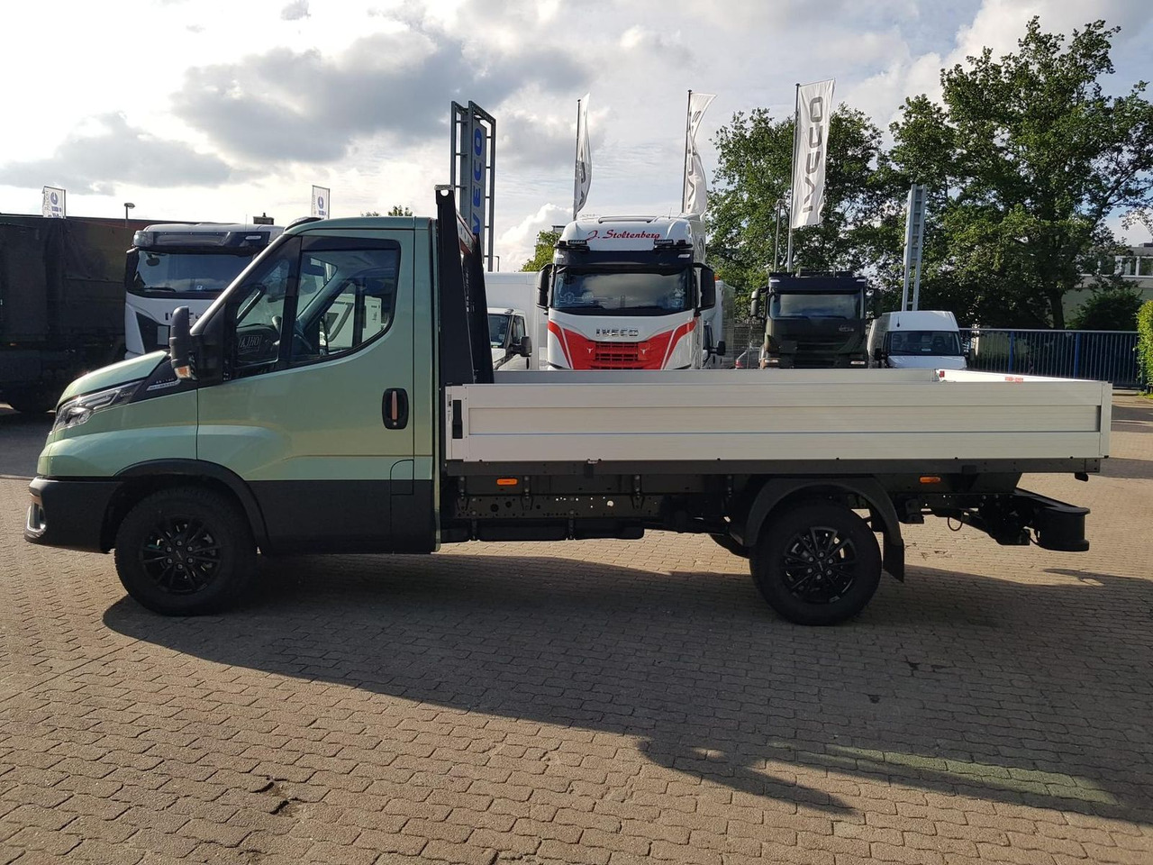 Iveco Daily 35S14HA8 Pritsche AHK 100 kW (136 PS),... - Utilitaire plateau: photos 2 Iveco Daily 35S14HA8 Pritsche AHK 100 kW (136 PS),... - Utilitaire plateau: photos 2