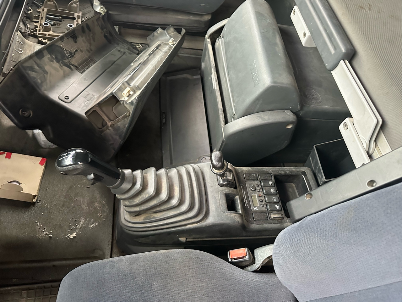 Photo d'intérieur 1: Tracteur routier MAN TGA 18.430 SZM HAD 4x4 Photo d'intérieur 1: Tracteur routier MAN TGA 18.430 SZM HAD 4x4