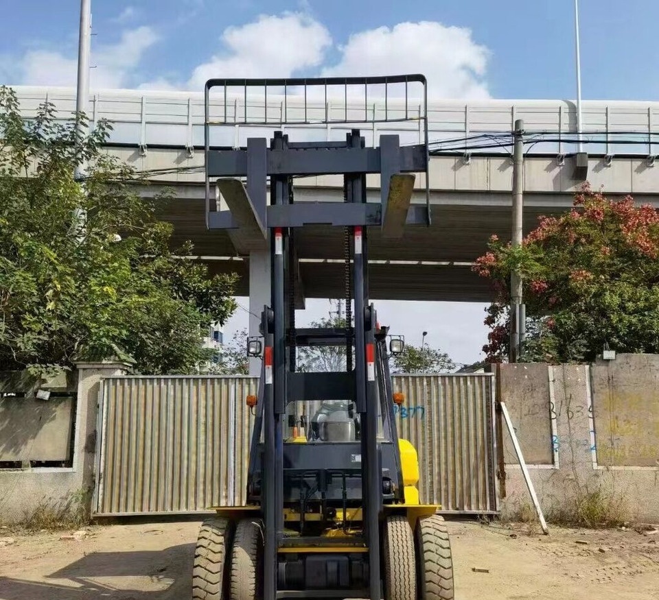Komatsu FD70 - Chariot élévateur diesel: photos 1 Komatsu FD70 - Chariot élévateur diesel: photos 1