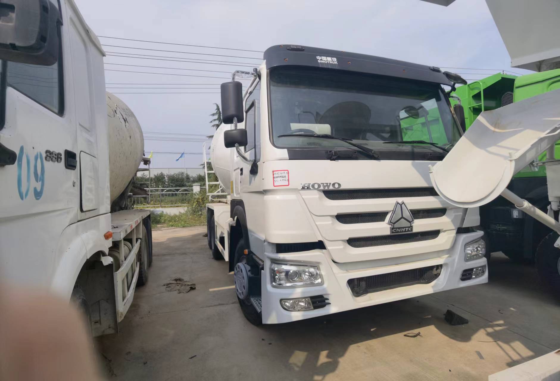 Sinotruk HOWO 371 6*4 Concrete mixer truck - Camion malaxeur: photos 5 Sinotruk HOWO 371 6*4 Concrete mixer truck - Camion malaxeur: photos 5
