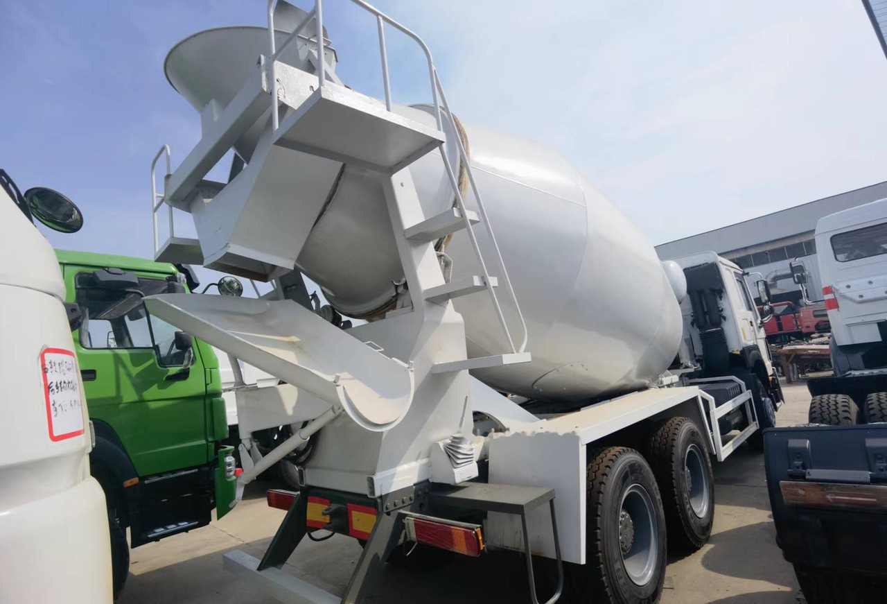 Sinotruk HOWO 371 6*4 Concrete mixer truck - Camion malaxeur: photos 3 Sinotruk HOWO 371 6*4 Concrete mixer truck - Camion malaxeur: photos 3