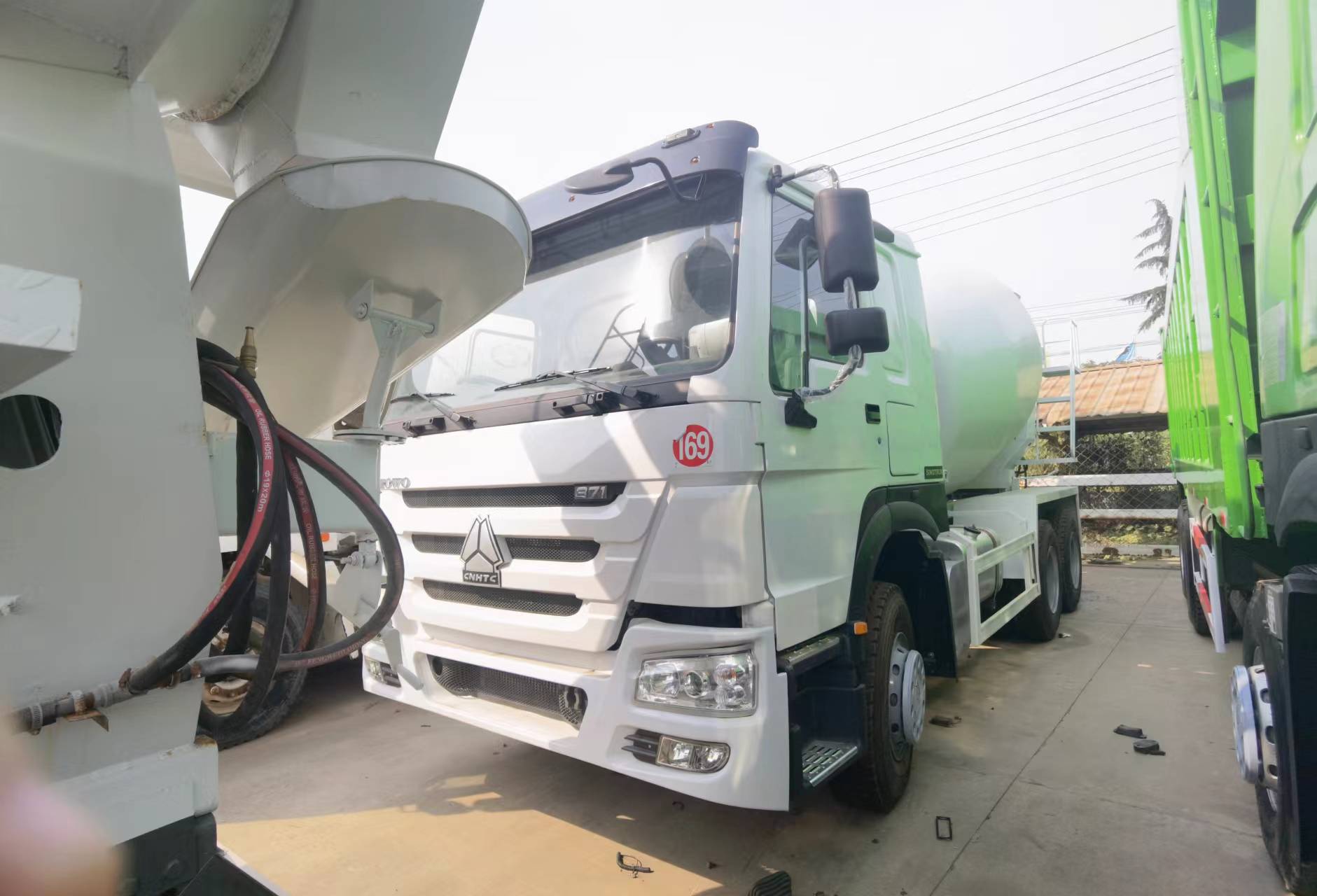 Sinotruk HOWO 371 6*4 Concrete mixer truck - Camion malaxeur: photos 3 Sinotruk HOWO 371 6*4 Concrete mixer truck - Camion malaxeur: photos 3