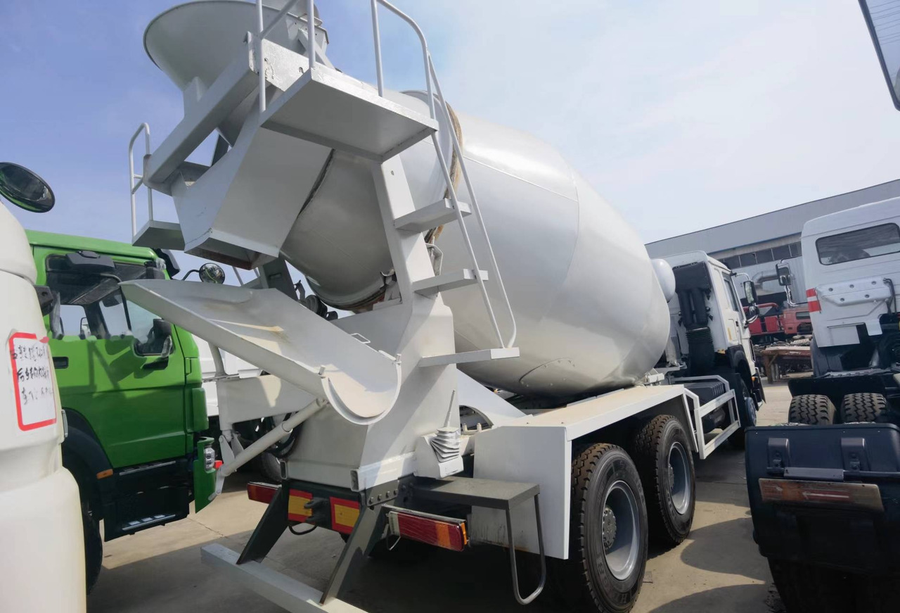 Sinotruk HOWO 371 6*4 Concrete mixer truck - Camion malaxeur: photos 4 Sinotruk HOWO 371 6*4 Concrete mixer truck - Camion malaxeur: photos 4