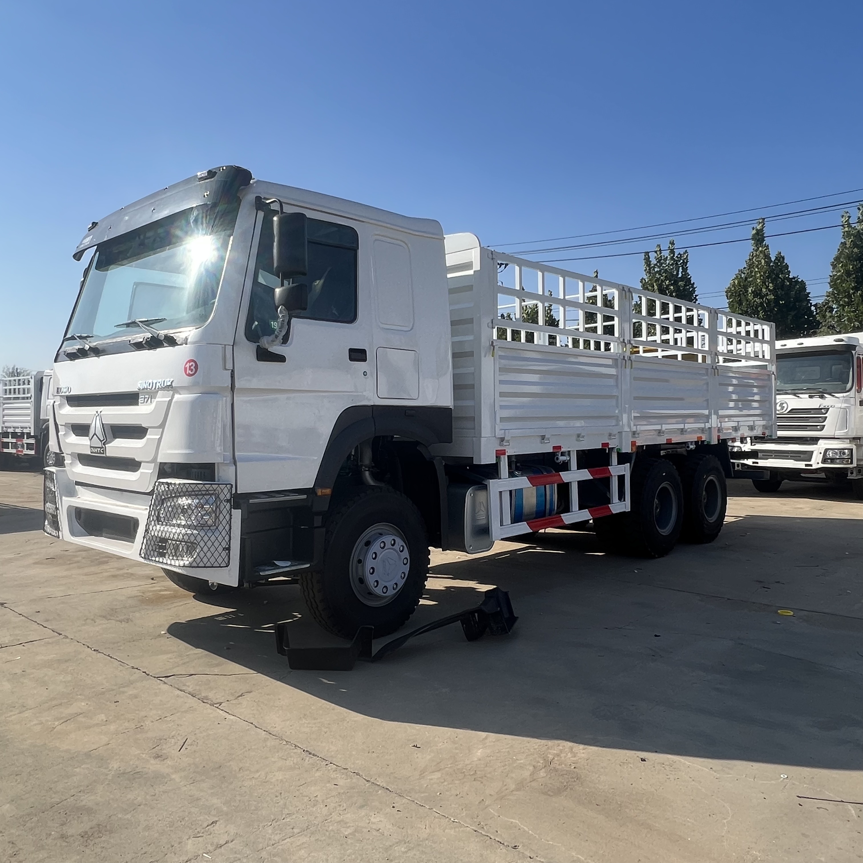 Sinotruk HOWO 371 6*4 Fence truck - Camion plateau: photos 1 Sinotruk HOWO 371 6*4 Fence truck - Camion plateau: photos 1