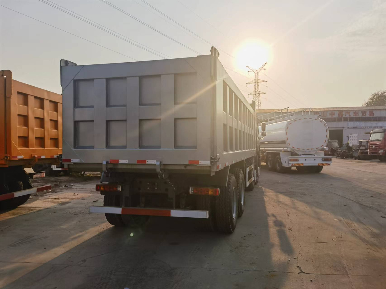 Camion benne Sinotruk HOWO 371 8*4 Dump truck: photos 7