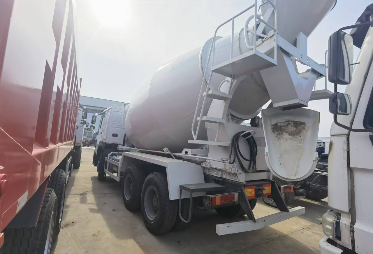 Sinotruk HOWO 371 Concrete mixer truck - Camion malaxeur: photos 3 Sinotruk HOWO 371 Concrete mixer truck - Camion malaxeur: photos 3