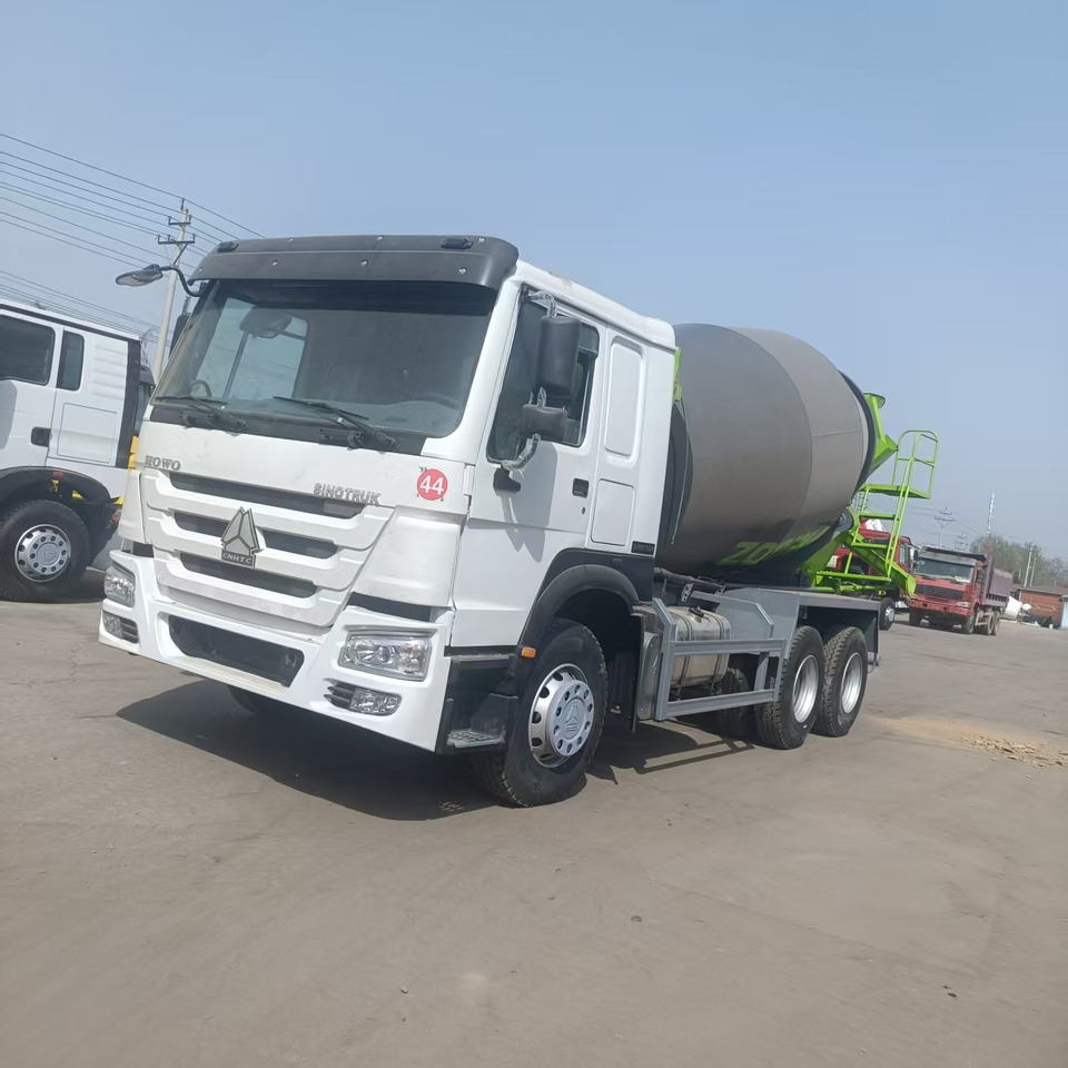 Sinotruk HOWO 6*4 Concrete mixer truck - Camion malaxeur: photos 1 Sinotruk HOWO 6*4 Concrete mixer truck - Camion malaxeur: photos 1