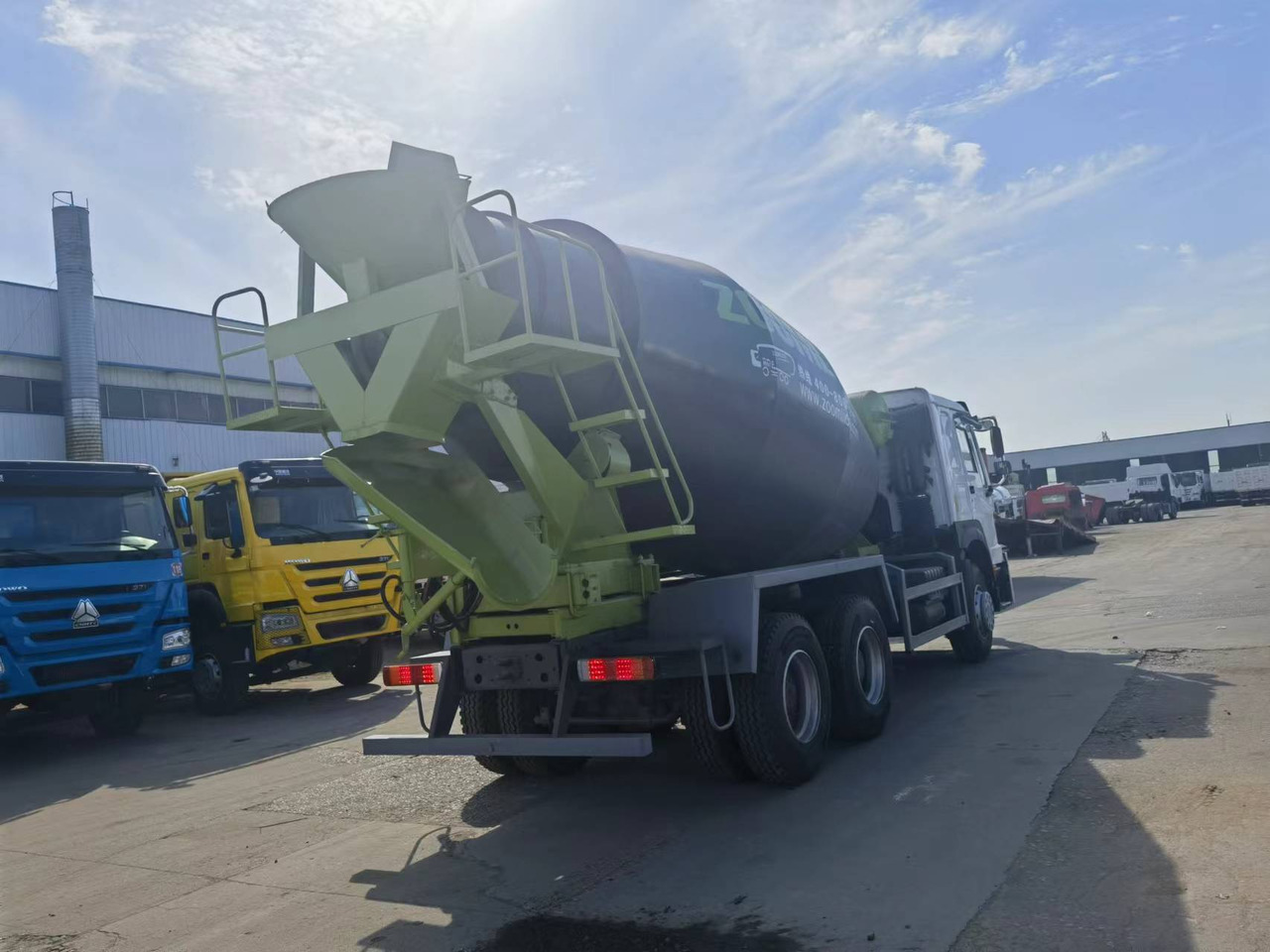 Sinotruk HOWO 6*4 Concrete mixer truck - Camion malaxeur: photos 4 Sinotruk HOWO 6*4 Concrete mixer truck - Camion malaxeur: photos 4