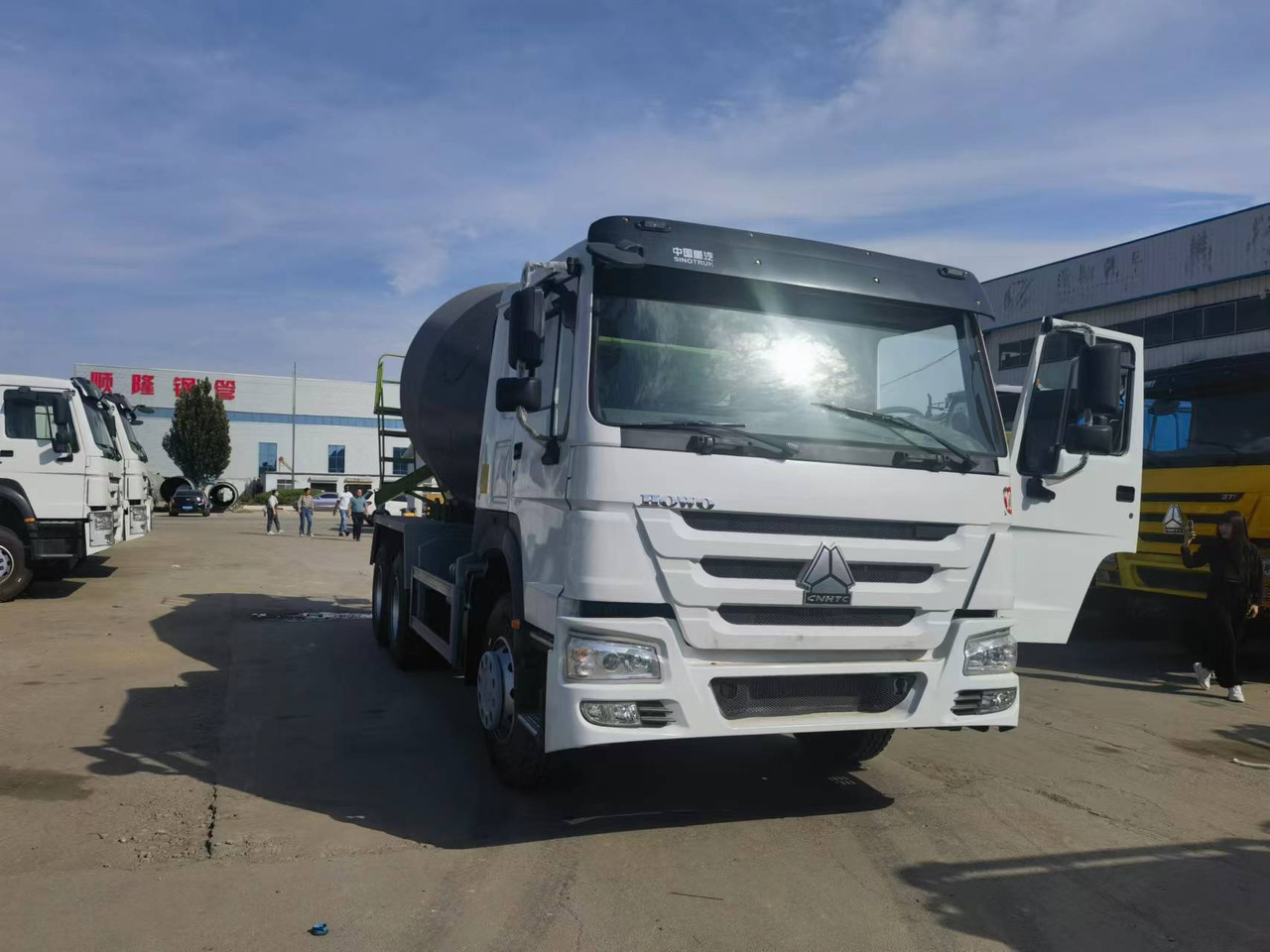 Sinotruk HOWO 6*4 Concrete mixer truck - Camion malaxeur: photos 1 Sinotruk HOWO 6*4 Concrete mixer truck - Camion malaxeur: photos 1