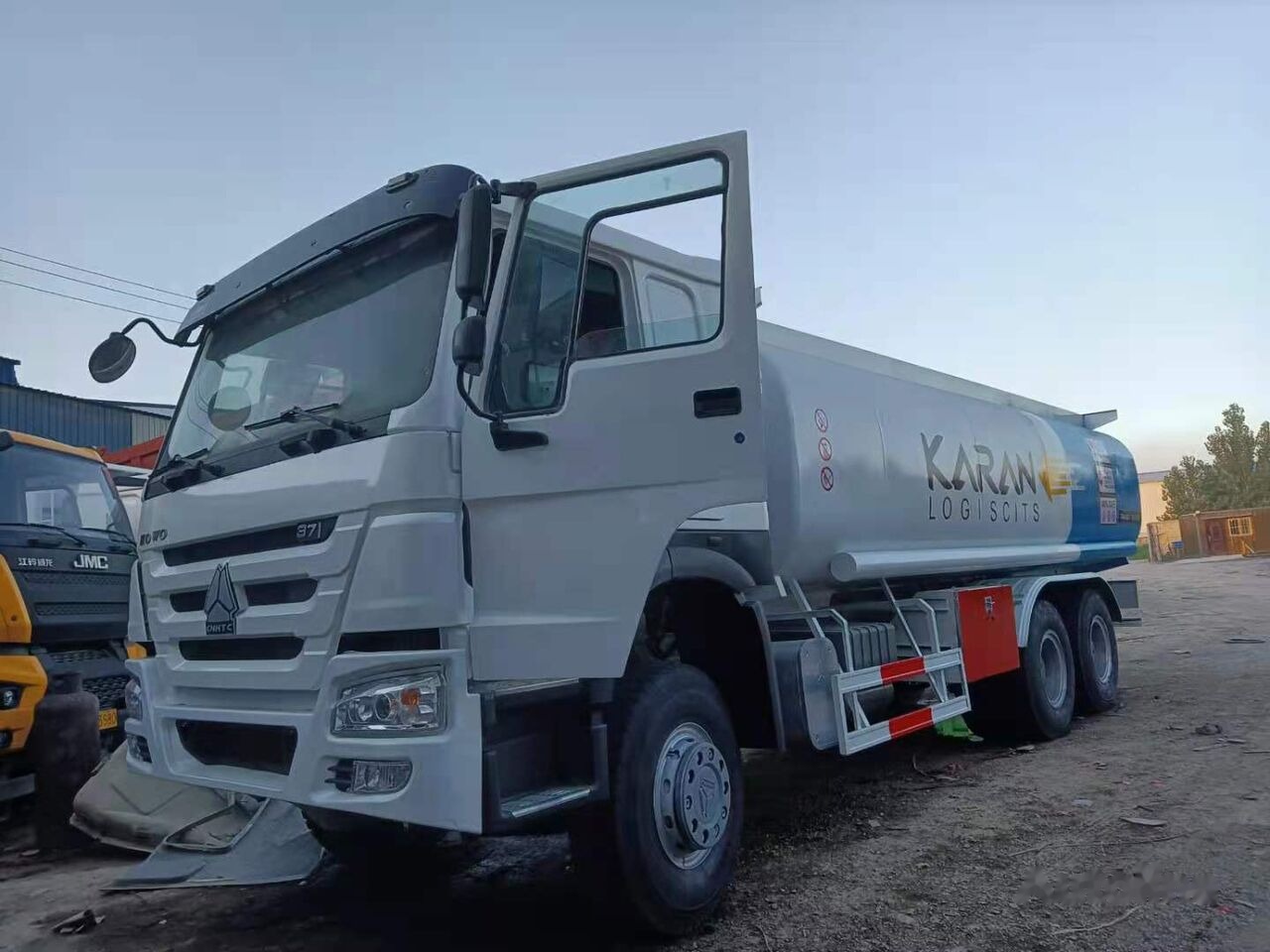 Sinotruk HOWO 6*4 Fuel Tank Truck - Camion citerne: photos 1 Sinotruk HOWO 6*4 Fuel Tank Truck - Camion citerne: photos 1