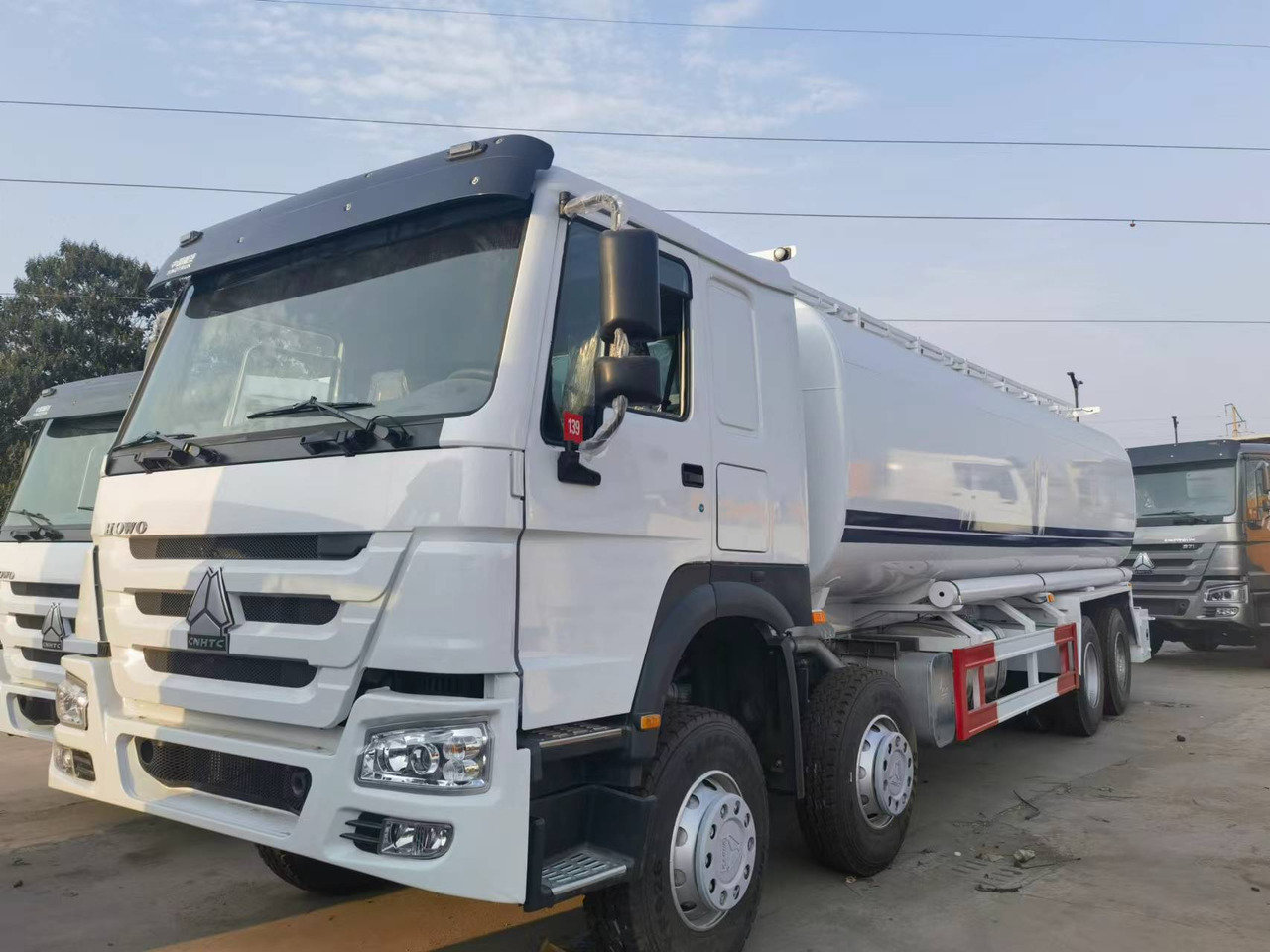 Sinotruk HOWO 8*4 Tank truck - Camion citerne: photos 5 Sinotruk HOWO 8*4 Tank truck - Camion citerne: photos 5