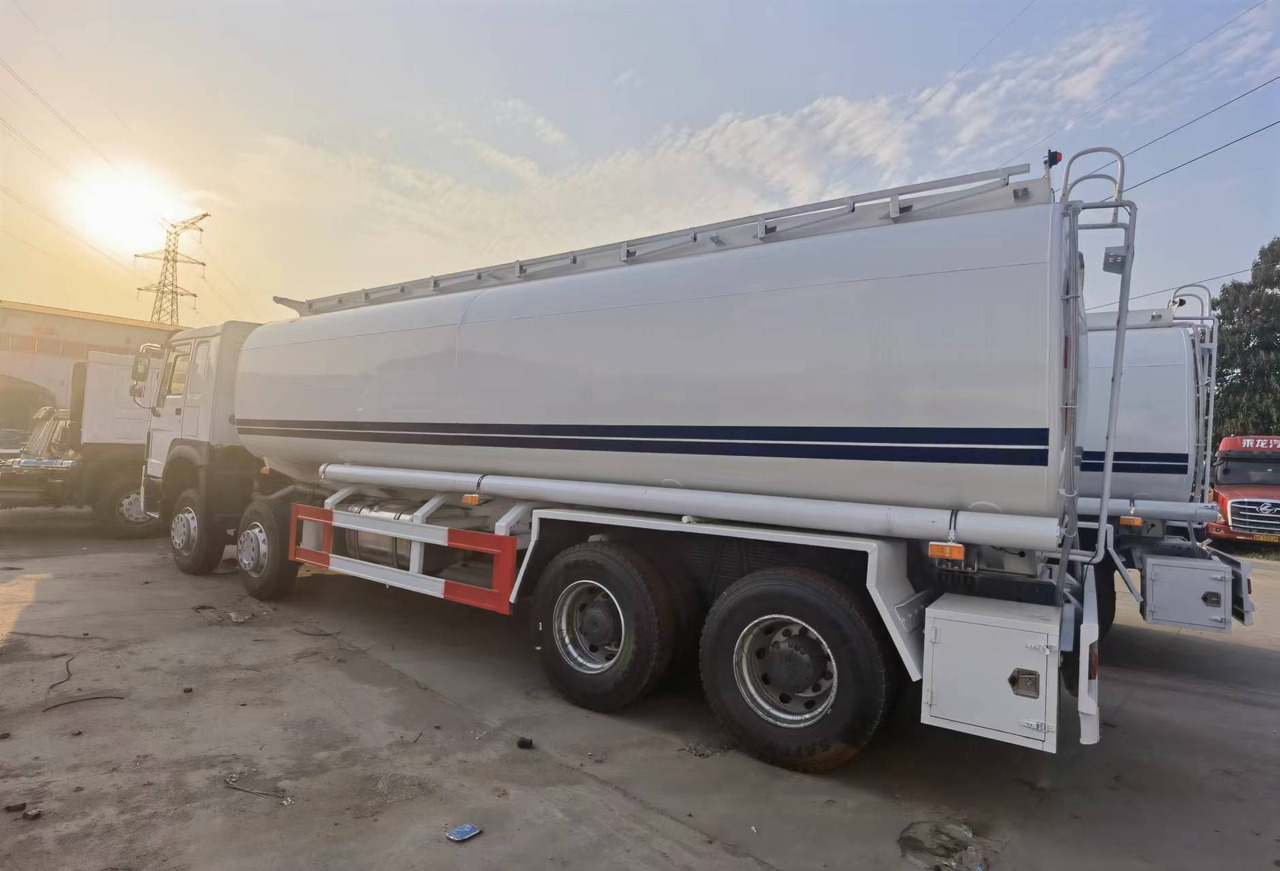 Sinotruk HOWO 8*4 Tank truck - Camion citerne: photos 2 Sinotruk HOWO 8*4 Tank truck - Camion citerne: photos 2