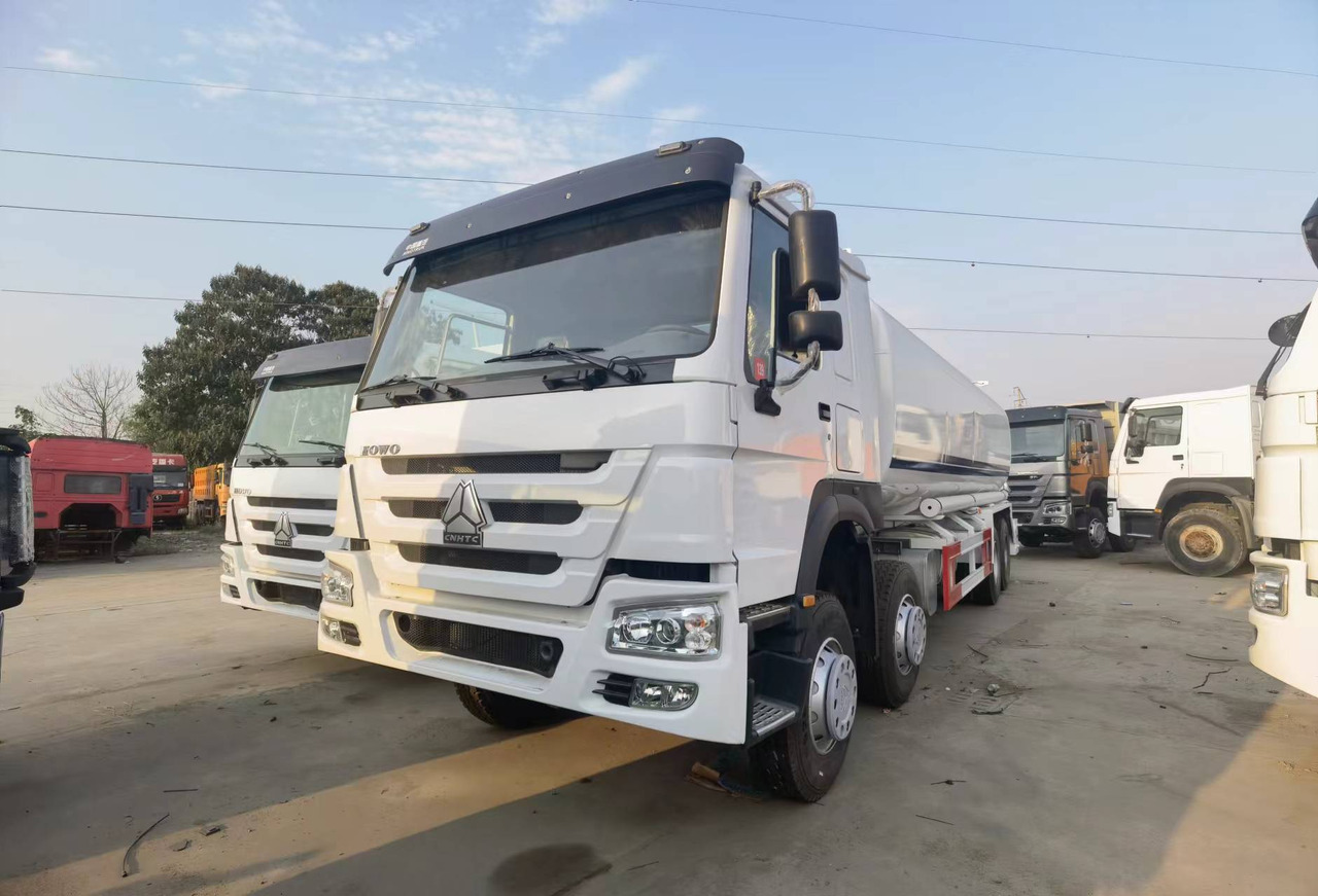 Sinotruk HOWO 8*4 Tank truck - Camion citerne: photos 3 Sinotruk HOWO 8*4 Tank truck - Camion citerne: photos 3