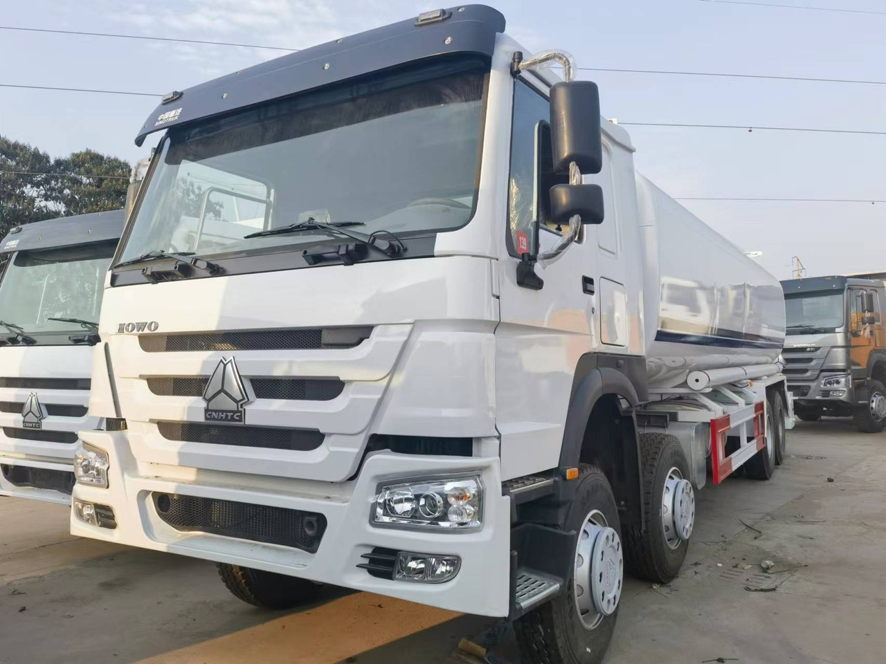Sinotruk HOWO 8*4 Tank truck - Camion citerne: photos 1 Sinotruk HOWO 8*4 Tank truck - Camion citerne: photos 1