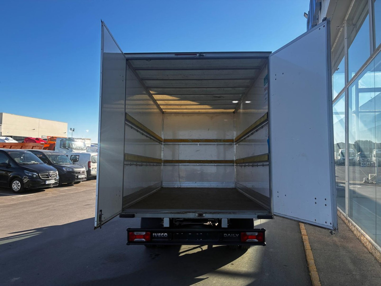Caja cerrada IVECO 35C16 20m3 con puertas traseras - Fourgon grand volume: photos 5 Caja cerrada IVECO 35C16 20m3 con puertas traseras - Fourgon grand volume: photos 5