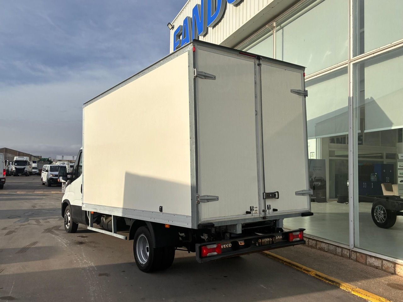 Caja cerrada IVECO 35C16 3.0 20m3 con puertas traseras - Fourgon grand volume: photos 4 Caja cerrada IVECO 35C16 3.0 20m3 con puertas traseras - Fourgon grand volume: photos 4