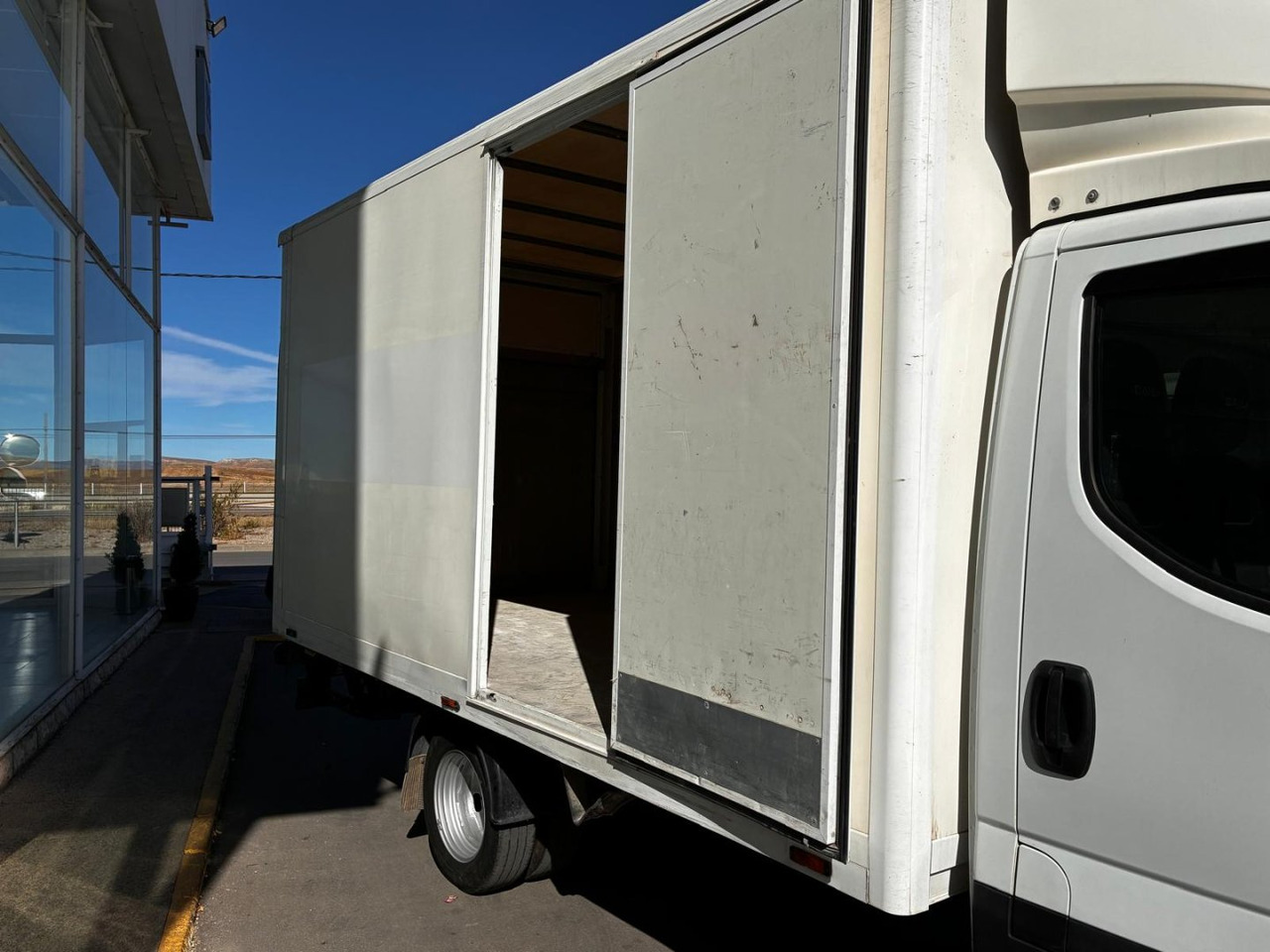 Caja cerrada con plataforma elevadora IVECO 35C14 20m3 con puerta lateral - Fourgon grand volume: photos 5 Caja cerrada con plataforma elevadora IVECO 35C14 20m3 con puerta lateral - Fourgon grand volume: photos 5