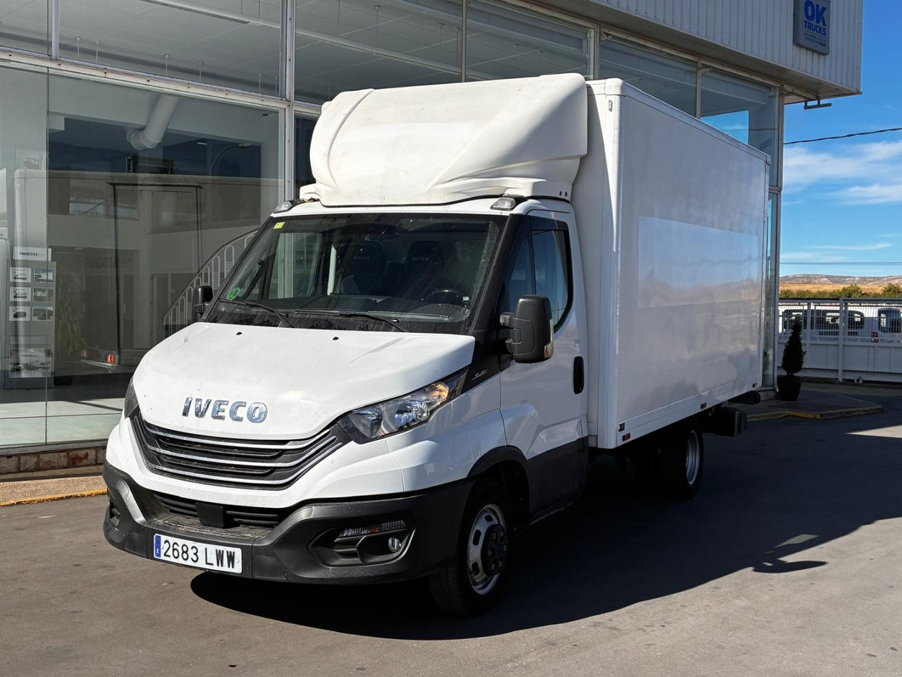 Caja cerrada con plataforma elevadora IVECO 35C14 20m3 con puerta lateral - Fourgon grand volume: photos 1 Caja cerrada con plataforma elevadora IVECO 35C14 20m3 con puerta lateral - Fourgon grand volume: photos 1