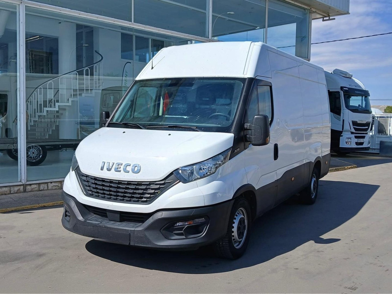 Furgón IVECO 35S16 V 12m3 - Fourgon utilitaire: photos 1 Furgón IVECO 35S16 V 12m3 - Fourgon utilitaire: photos 1