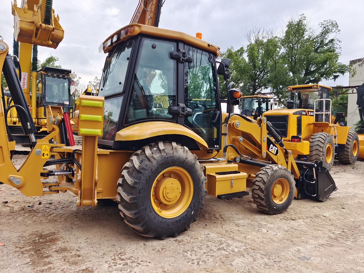 CAT 420FⅡ brand new - Tractopelle: photos 1 CAT 420FⅡ brand new - Tractopelle: photos 1