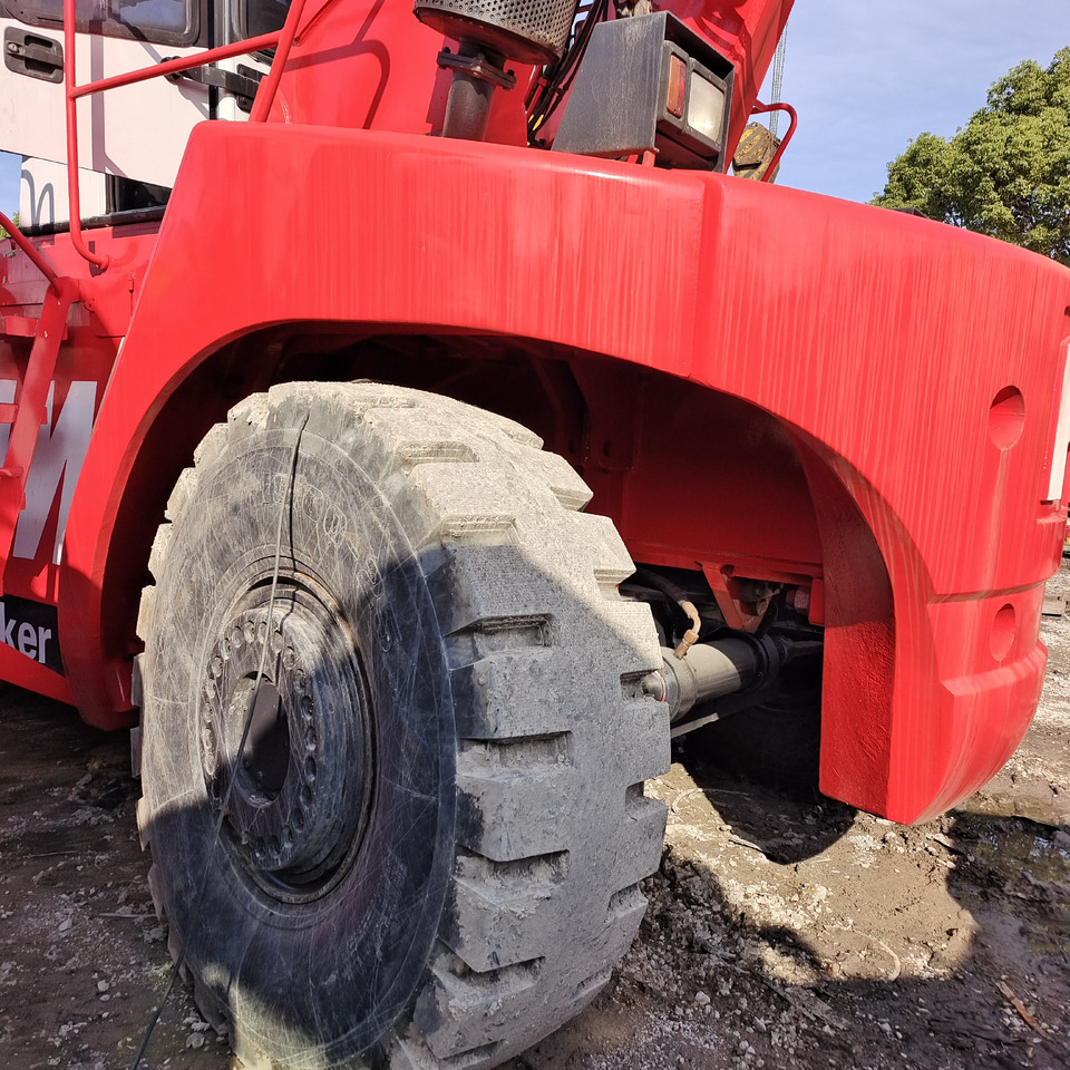 FANTUZZI CS 45 KMHD 45 TON CONTAINER REACH CRANE - Reach stacker: photos 3 FANTUZZI CS 45 KMHD 45 TON CONTAINER REACH CRANE - Reach stacker: photos 3