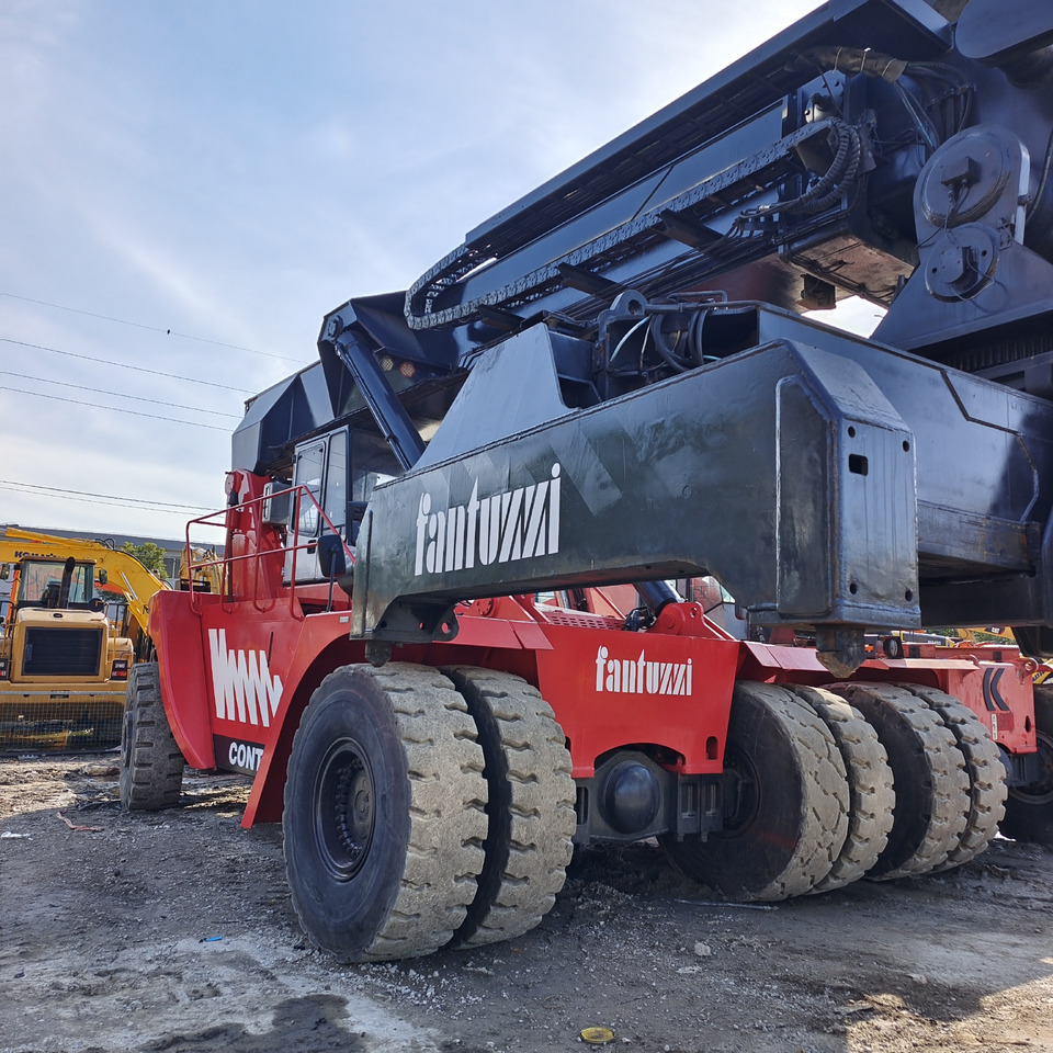 FANTUZZI CS 45 KMHD 45 TON CONTAINER REACH CRANE - Reach stacker: photos 1 FANTUZZI CS 45 KMHD 45 TON CONTAINER REACH CRANE - Reach stacker: photos 1