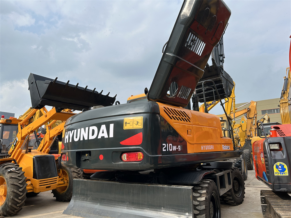 HYUNDAI 210W-9S - Pelle sur pneus: photos 2 HYUNDAI 210W-9S - Pelle sur pneus: photos 2