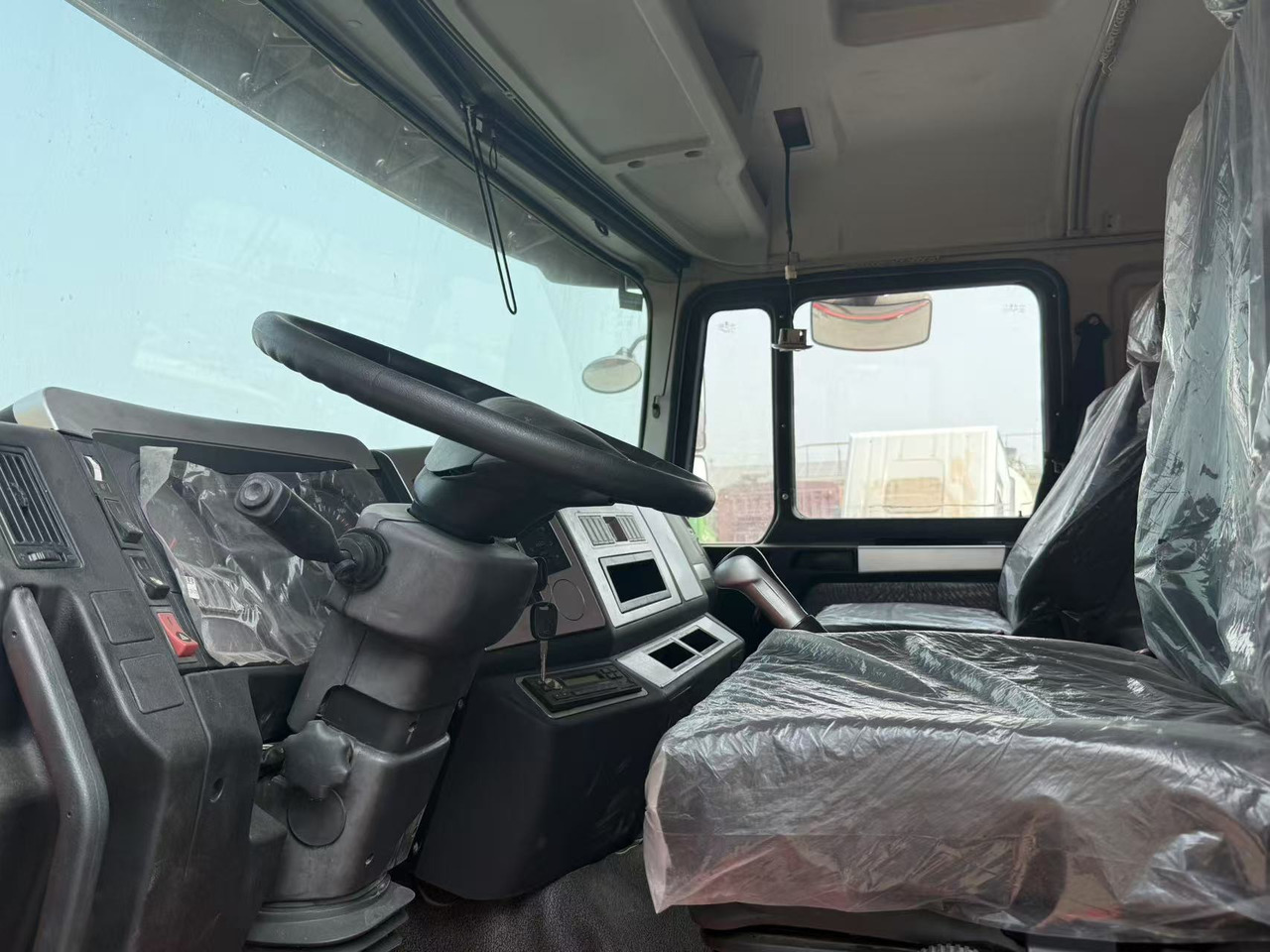 SHACMAN F3000 8*4 - Camion benne: photos 2 SHACMAN F3000 8*4 - Camion benne: photos 2