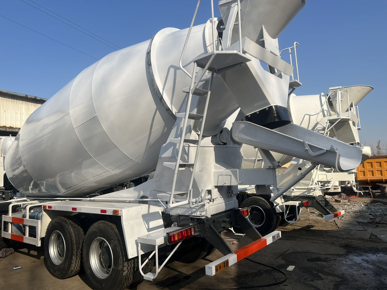 SINOTRUK HOWO 16 CBM CAPACITY - Camion malaxeur: photos 4 SINOTRUK HOWO 16 CBM CAPACITY - Camion malaxeur: photos 4