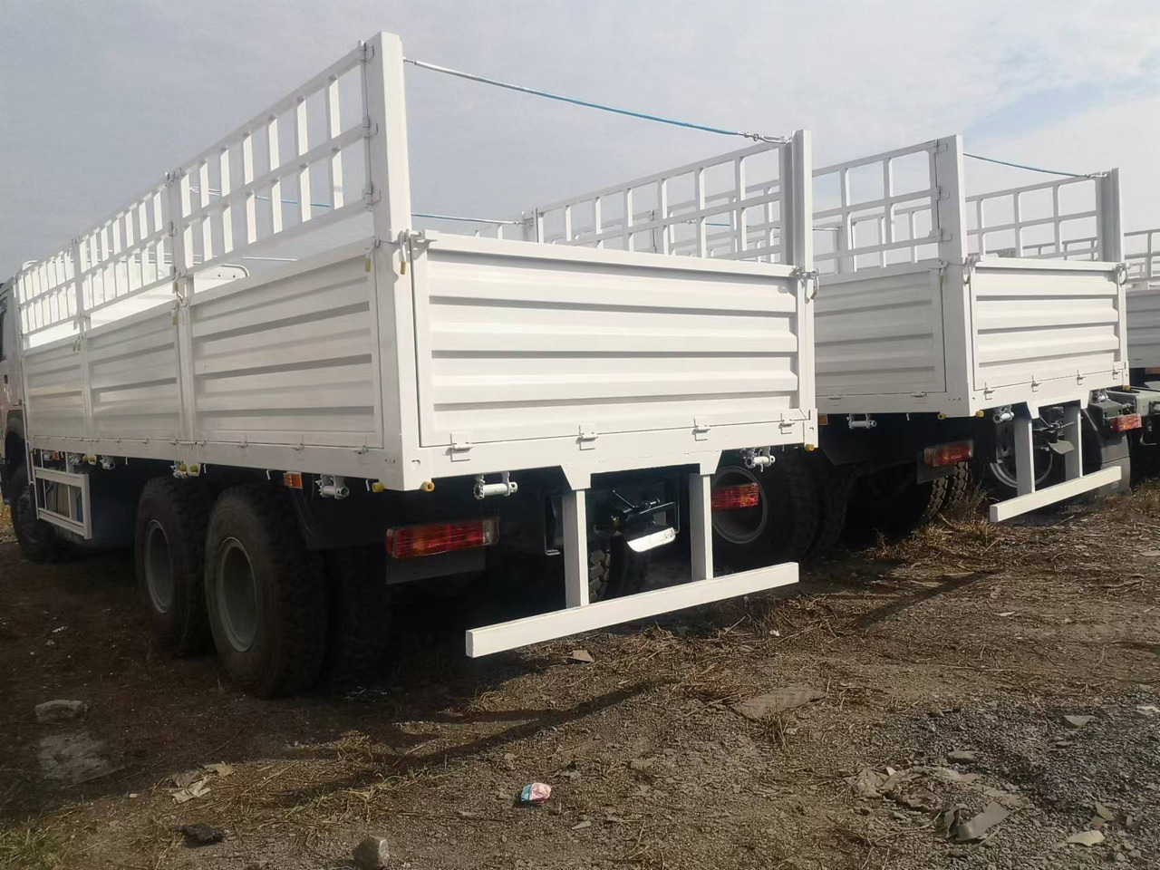 SINOTRUK HOWO 375 SINOTRUK HOWO 371 WITH FENCE howo380 420 400 - Camion bétaillère: photos 1 SINOTRUK HOWO 375 SINOTRUK HOWO 371 WITH FENCE howo380 420 400 - Camion bétaillère: photos 1