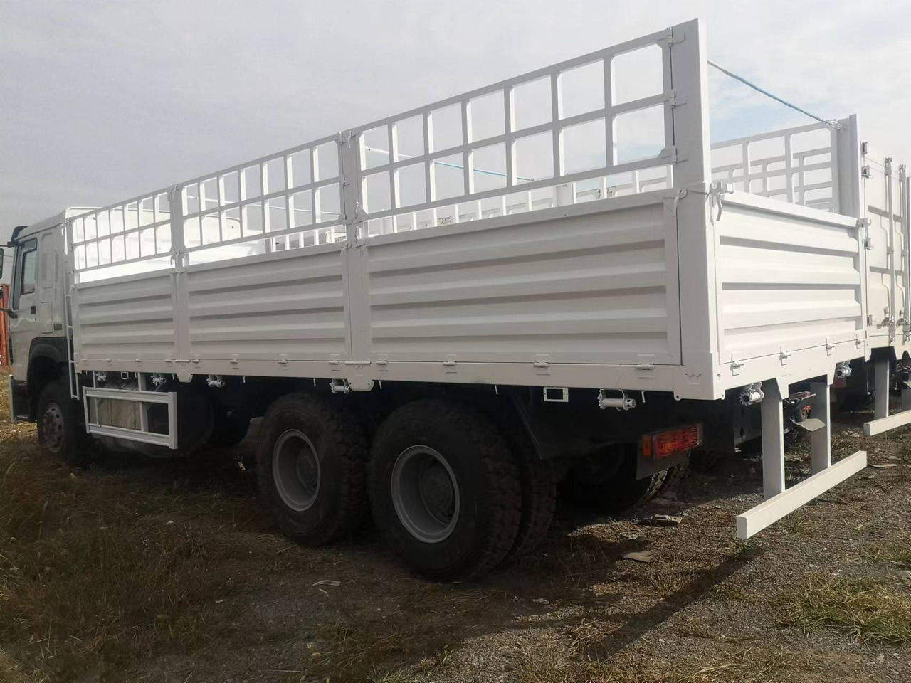 SINOTRUK HOWO 375 SINOTRUK HOWO 371 WITH FENCE howo380 420 400 - Camion bétaillère: photos 4 SINOTRUK HOWO 375 SINOTRUK HOWO 371 WITH FENCE howo380 420 400 - Camion bétaillère: photos 4