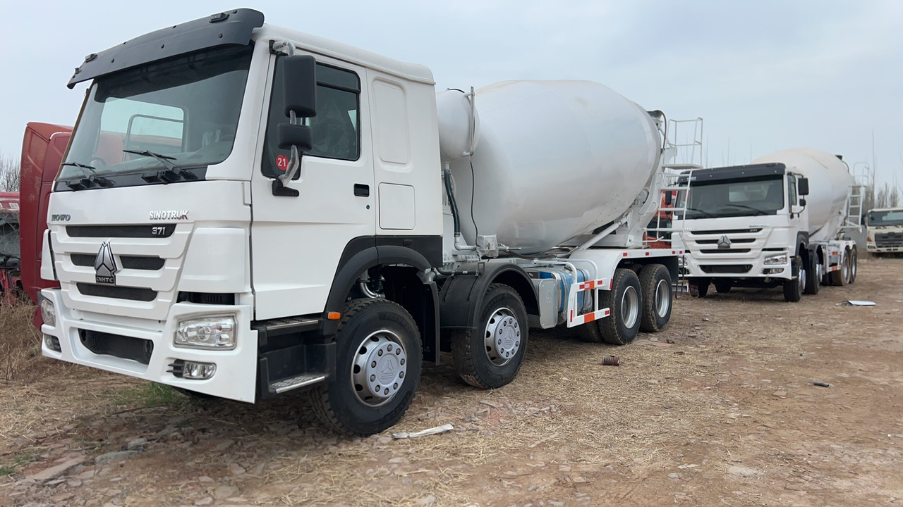 SINOTRUK HOWO 8*4 12 tires 16 CBM - Camion malaxeur: photos 1 SINOTRUK HOWO 8*4 12 tires 16 CBM - Camion malaxeur: photos 1