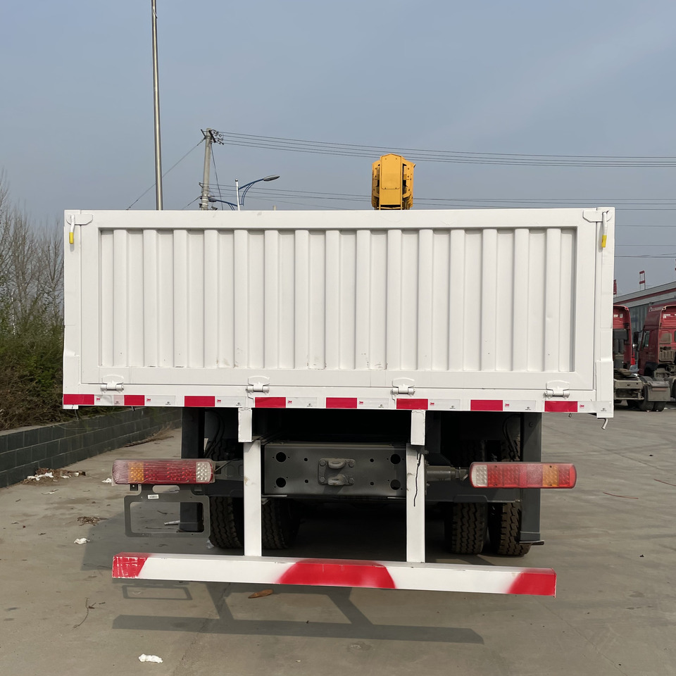 SINOTRUK HOWO 8 TON Knuckle Boom Crane TRUCK MOUNTED CRANE - Camion grue: photos 5 SINOTRUK HOWO 8 TON Knuckle Boom Crane TRUCK MOUNTED CRANE - Camion grue: photos 5