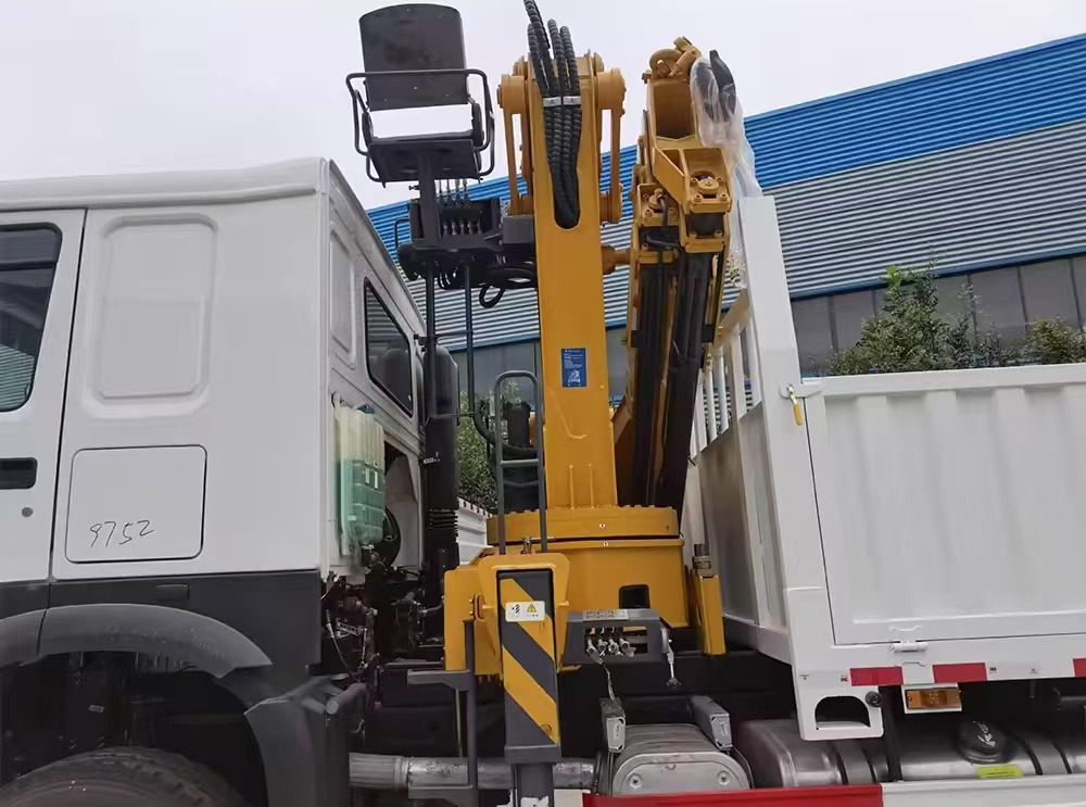 SINOTRUK HOWO 8 TON Knuckle Boom Crane TRUCK MOUNTED CRANE - Camion grue: photos 3 SINOTRUK HOWO 8 TON Knuckle Boom Crane TRUCK MOUNTED CRANE - Camion grue: photos 3