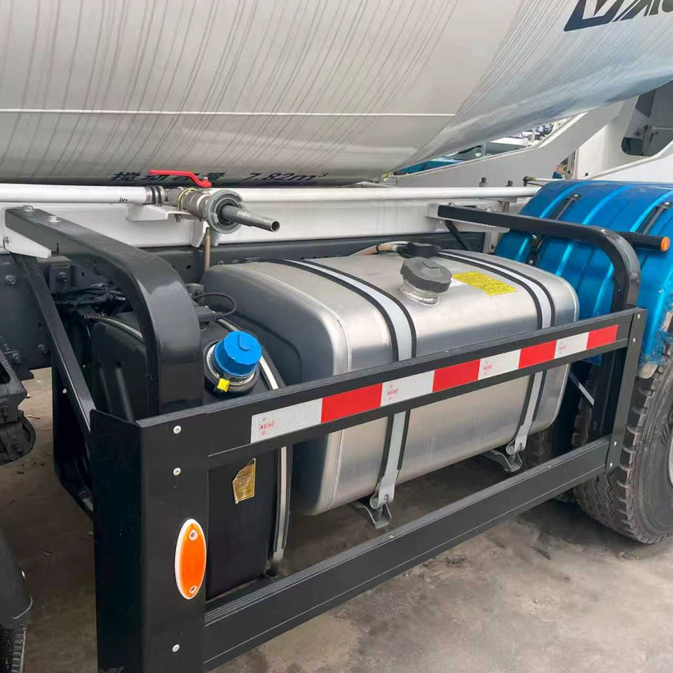 SINOTRUK HOWO TX350 Euro 5 - Camion malaxeur: photos 4 SINOTRUK HOWO TX350 Euro 5 - Camion malaxeur: photos 4