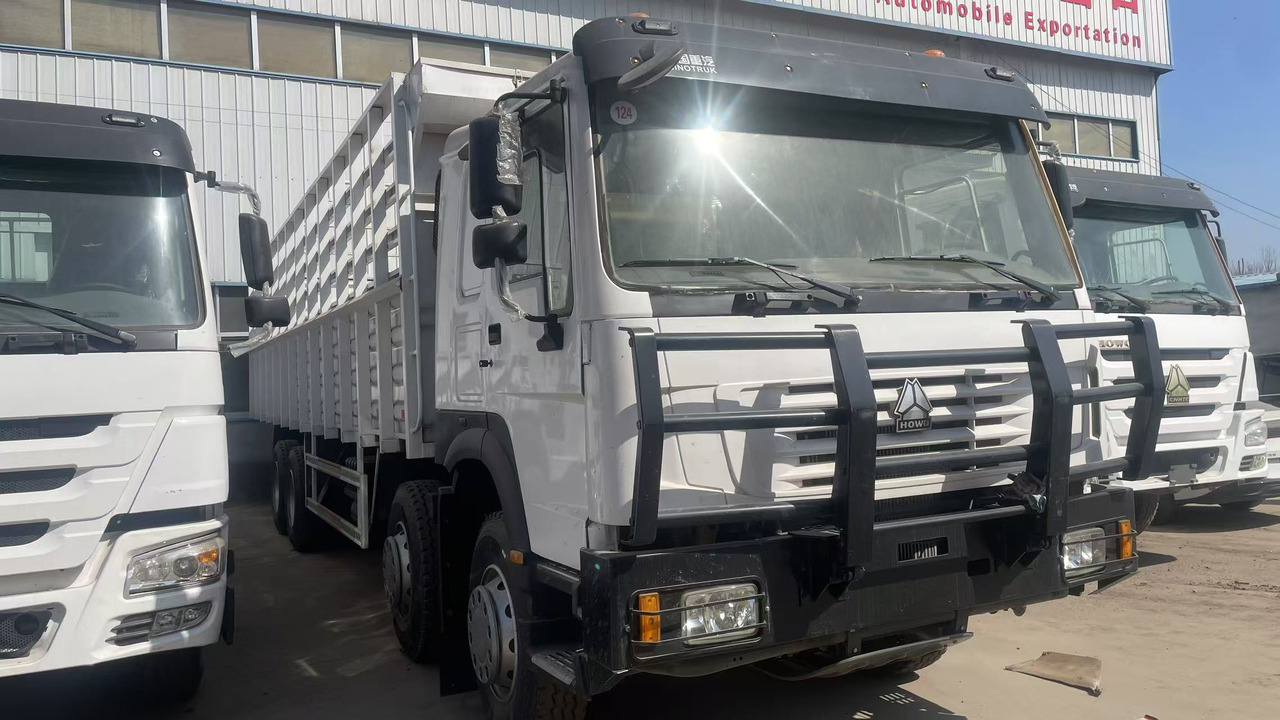 SINOTRUK HOWO WITH FENCE 12 TIRES - Camion benne: photos 1 SINOTRUK HOWO WITH FENCE 12 TIRES - Camion benne: photos 1
