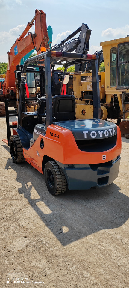 TOYOTA FD35 - Chariot élévateur diesel: photos 3 TOYOTA FD35 - Chariot élévateur diesel: photos 3