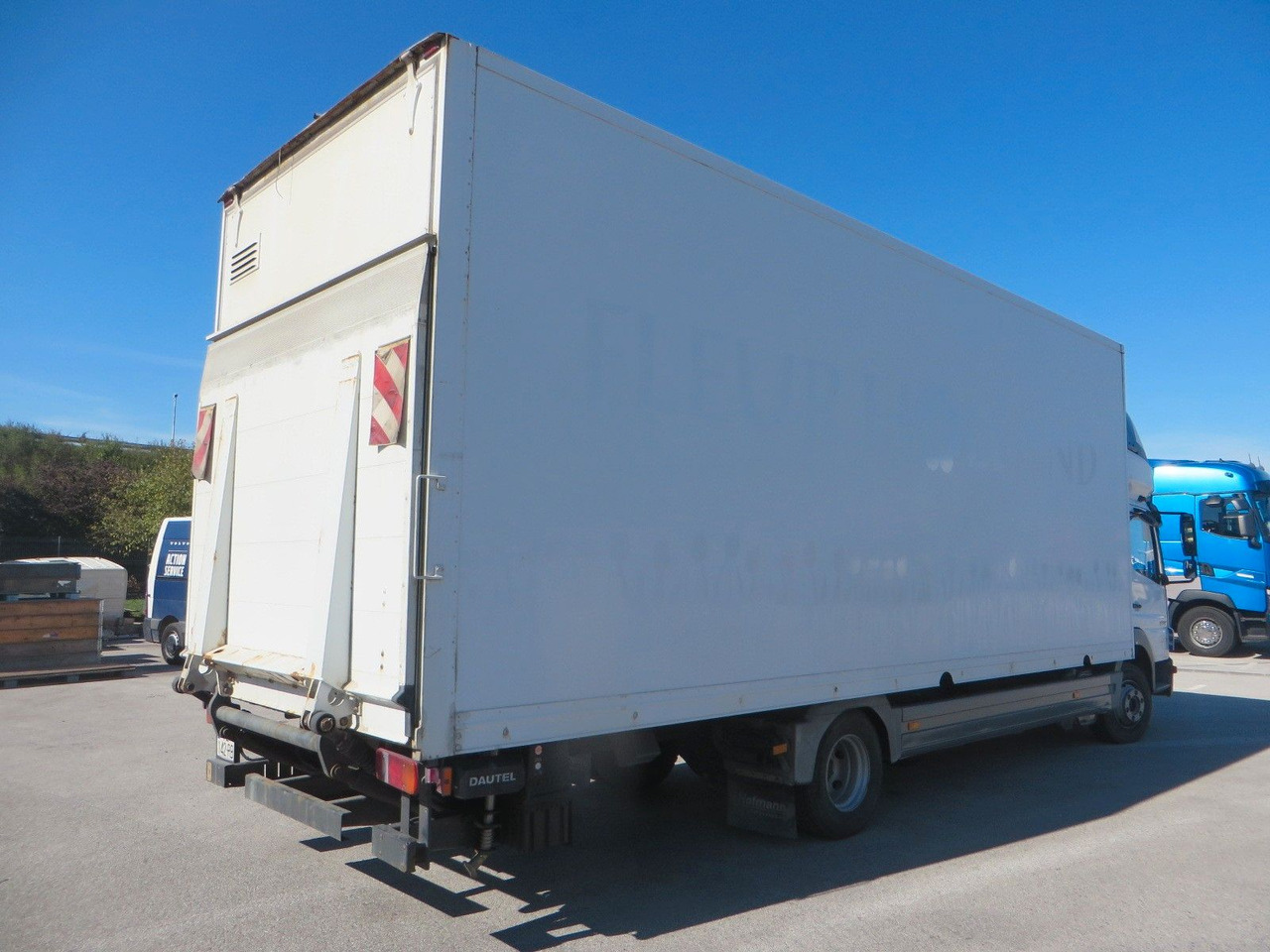 Mercedes-Benz Atego 1024 Box body with tail lift - Camion fourgon: photos 3 Mercedes-Benz Atego 1024 Box body with tail lift - Camion fourgon: photos 3