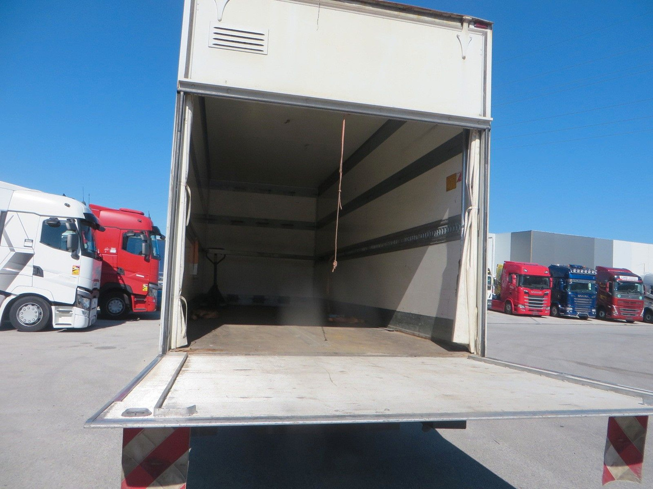 Mercedes-Benz Atego 1024 Box body with tail lift - Camion fourgon: photos 5 Mercedes-Benz Atego 1024 Box body with tail lift - Camion fourgon: photos 5