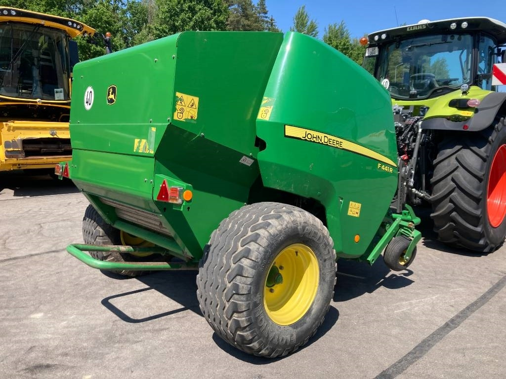 John Deere F441R - Presse à balles rondes: photos 5 John Deere F441R - Presse à balles rondes: photos 5