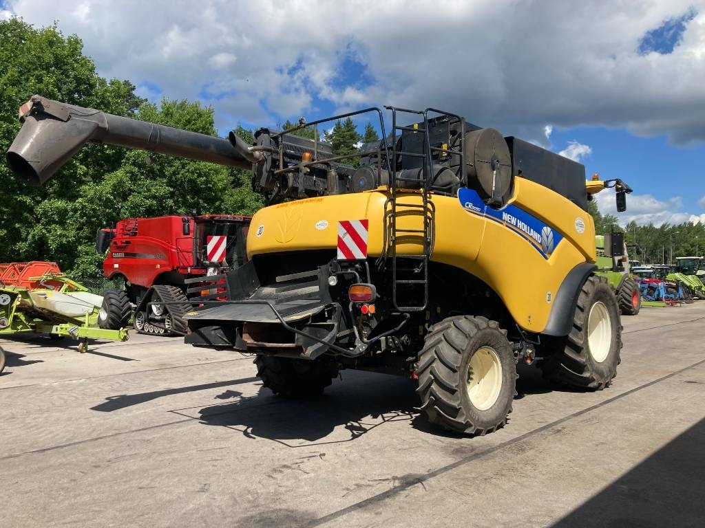 New Holland CR 9090 - Moissonneuse-batteuse: photos 3 New Holland CR 9090 - Moissonneuse-batteuse: photos 3