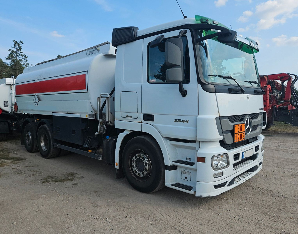 Mercedes-Benz Actros 2544 6x2 Tankwagen - Camion citerne: photos 2 Mercedes-Benz Actros 2544 6x2 Tankwagen - Camion citerne: photos 2