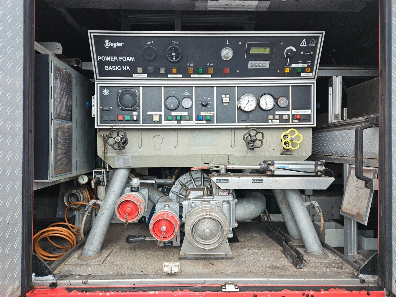 Crédit-bail de  Unimog U4000 4x4 DOKA Tanklöschfahrzeug Feuerwehr Unimog U4000 4x4 DOKA Tanklöschfahrzeug Feuerwehr: photos 9
