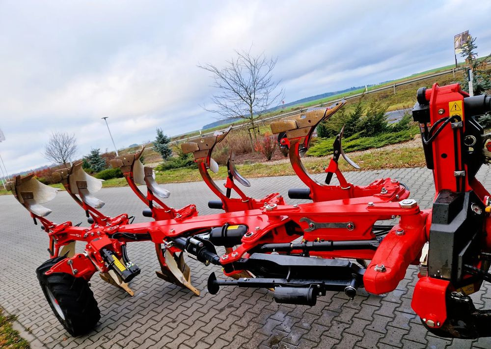 Gregoire Besson Gregoire Besson Rover 70 - Charrue: photos 1 Gregoire Besson Gregoire Besson Rover 70 - Charrue: photos 1