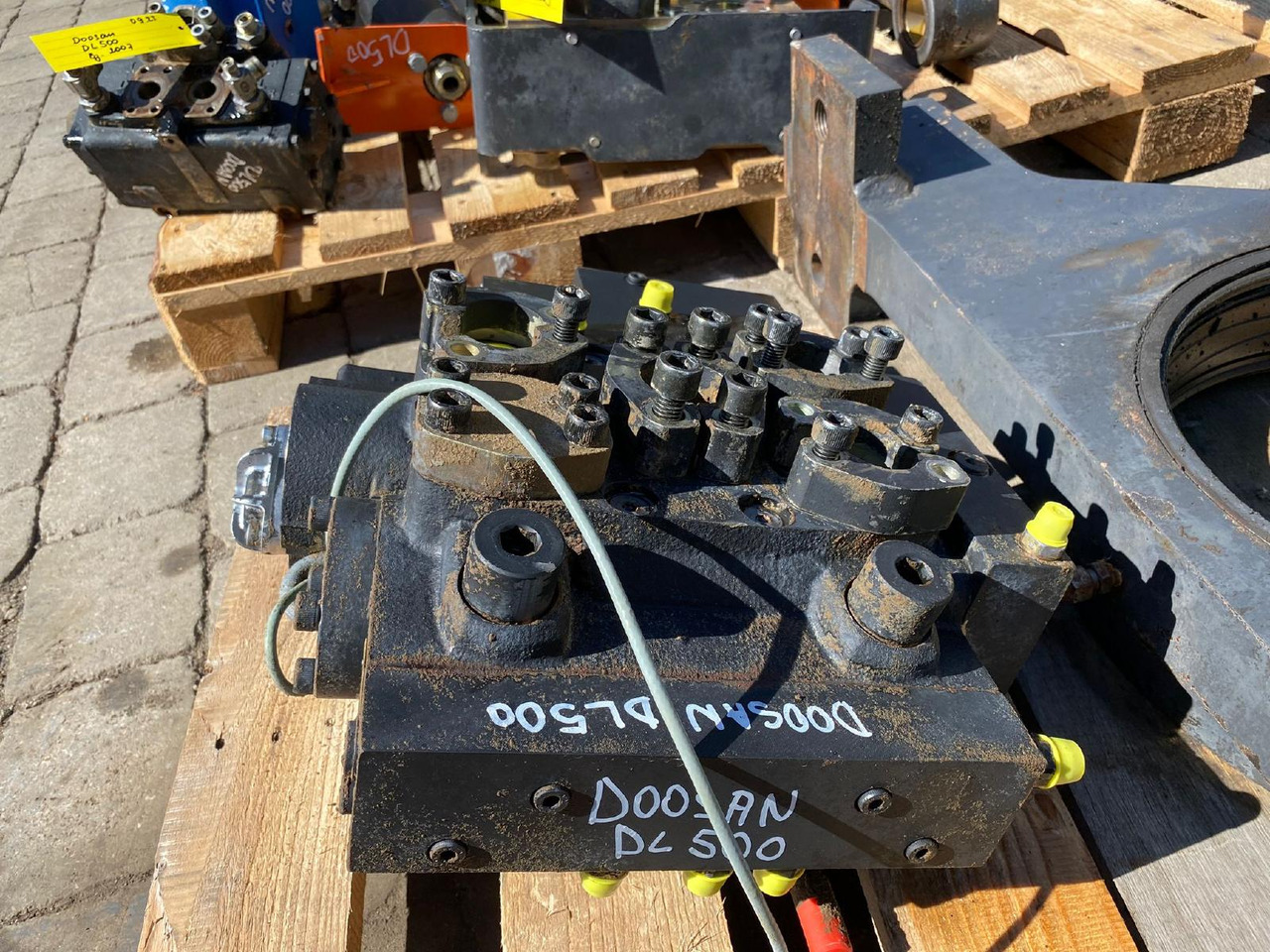 Doosan DL 500 - Valve hydraulique pour Engins de chantier: photos 1 Doosan DL 500 - Valve hydraulique pour Engins de chantier: photos 1