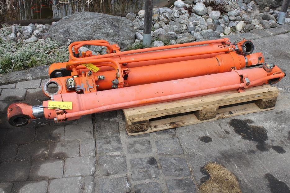 Fiat-Hitachi EX 165 - Vérin hydraulique pour Engins de chantier: photos 1 Fiat-Hitachi EX 165 - Vérin hydraulique pour Engins de chantier: photos 1